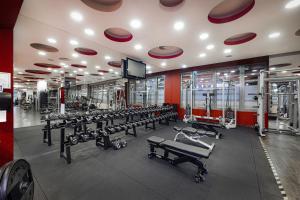 布达佩斯Bliss Residence & Spa的健身房设有一排长椅和机器