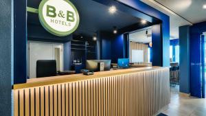 嘉兴贝慕尼黑B&B Hotel München-Garching的b b b酒店大堂墙上有标志