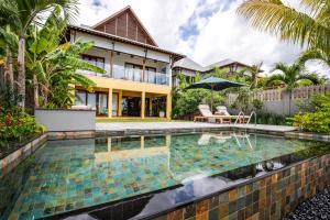 马埃岛JA Enchanted Waterfront Seychelles的房屋前的游泳池