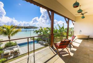 马埃岛JA Enchanted Waterfront Seychelles的设有一个配有浴缸的海景阳台。