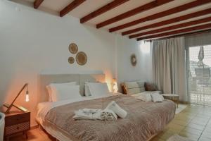 帕莱欧卡斯提撒探戈一室公寓式酒店的一间卧室配有一张大床和毛巾