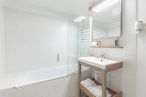 瓦朗斯Appart'City Classic Valence的白色的浴室设有水槽和镜子