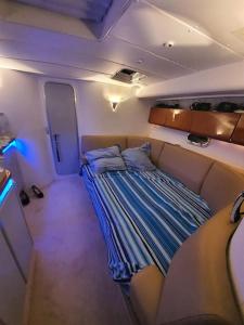 莫吉奥Carnon- Plage : Un véritable appartement flottant的小房间,飞机上配有一张床