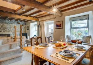 阿斯克里格Thornsgill Cottage的一间带桌子的用餐室和一间客厅
