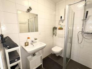 赫恩Möblierte EG- Wohnung zentral in Herne mit Parkplatz,WLAN und Netflix的浴室配有卫生间、盥洗盆和淋浴。