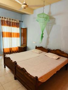 亭可马里Hotel Prasanna的一间卧室设有一张带天花板的大床