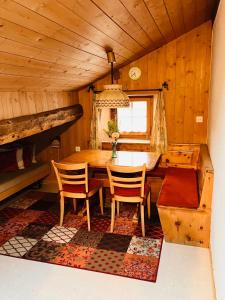 楚奥茨Chesa Margadant的小屋内带桌椅的用餐室