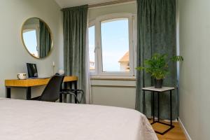 木洛希尼House Rosa的一间卧室配有一张床、一张书桌和一个窗户。