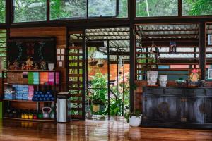 卡维塔Selva Madre Eco-Sanctuary的客房设有大窗户和柜台。