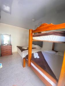 托卢Hostal El Danubio Tolu的一间卧室配有两张双层床和镜子
