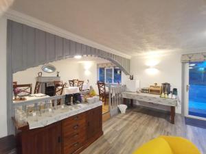 阿勒浦Lochbroom Lodge的客房设有带柜台和柜台的厨房。