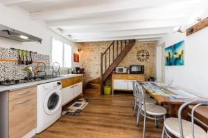 莱斯帕尔梅多克Gîte Senguinous 1的厨房配有洗衣机和桌子