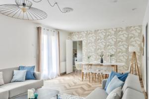 塞纳河畔埃皮奈La Villa Marne - 15mn Paris Gare du Nord, Parking Privé Gratuit, Tout équipée, Terrasse, Jardin, Stade de France, Casino d'Enghien, Hippodrome, Université的客厅配有沙发和桌子