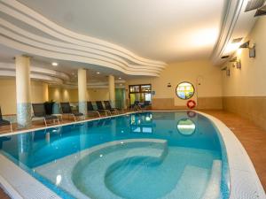 佩斯基耶拉德加达活力帕拉迪索高尔夫酒店的在酒店房间的一个大型游泳池