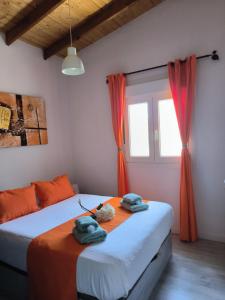 格拉纳迪利亚德亚沃纳Villa Daita 1的一间卧室配有两张带毛巾的床