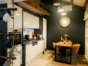 罗维尼Grisia 26 Apartment的厨房配有桌子和小桌子及椅子