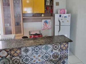 萨尔瓦多Apartamento Vila Aconchego Vermelho的厨房配有台面和冰箱