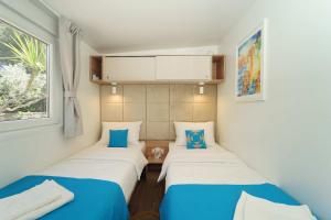 洛维什特Holiday Home Artina 1的小型客房 - 带2张床和窗户
