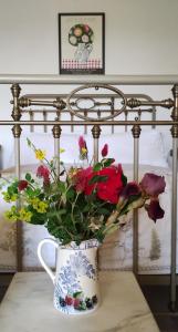 Sainte-Eulalie-dʼAnsLes Fleurs d'Ans的花瓶,在床边的桌子上满是鲜花