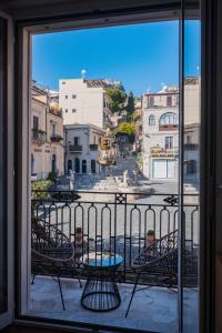 陶尔米纳Castalia Apartments & Rooms Duomo Taormina的从窗户可欣赏到城市街道的景色