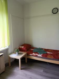 布达佩斯Szava Angel的一间小卧室,配有一张床和一张桌子