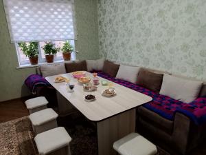 博孔巴耶沃Guest house Ayperi的客厅配有桌子和沙发
