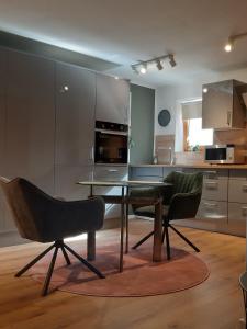 施特劳宾Apartments Am Spitalthor的厨房配有餐桌和两把椅子