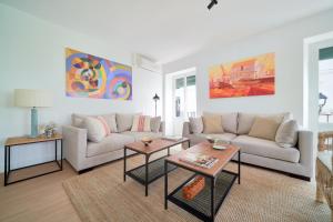 马贝拉Orange Square Rooftop Apartment 250 m2的客厅配有沙发和桌子