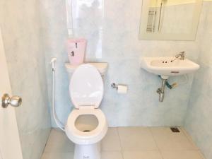 乔木提恩海滩泰国兰花经济型酒店的浴室配有白色卫生间和盥洗盆。