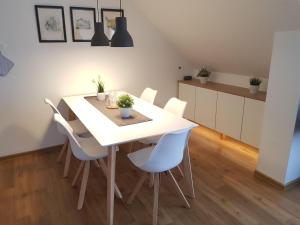 奥斯赛拜-屈隆斯博恩Ferienanlage-Reriker-Strasse-OG-links-721的白色餐桌和白色椅子