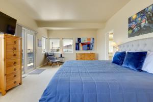 博德加湾Dreamy Sonoma Coast Home with Waterfront Views的一间卧室配有蓝色的床和梳妆台
