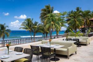 North StarCarambola Beach Resort St. Croix, US Virgin Islands的海滩上的餐厅,配有桌椅