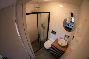 科尔别卢夫Poza Horyzont的一间带卫生间、水槽和镜子的浴室