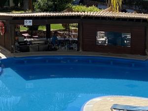 阿尔布费拉BayView Albufeira的毗邻餐厅的蓝色大游泳池