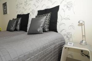 埃斯比约Hotel CoCo Aps的一间卧室配有一张带黑色和灰色枕头的床。