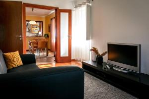 英雄港Casa Silveira Mar的带沙发和平面电视的客厅