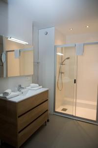 亚斯凯恩Hotel Residence Alaïa的带淋浴和盥洗盆的浴室
