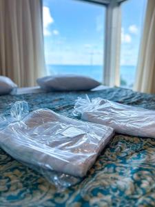 累西腓Aquamar Praia Hotel Recife的睡床上两个塑料袋