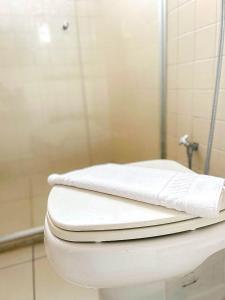 累西腓Aquamar Praia Hotel Recife的白色厕所,上面有两条毛巾