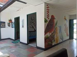 GuadalupeHostal Donde Jose的一间墙上挂有绘画的房间
