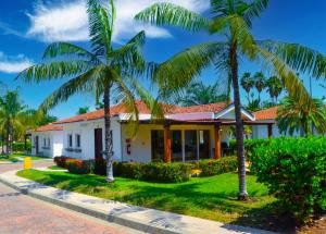AcajutlaLas Veraneras Villas & Resort的前面有棕榈树的房子