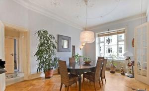 哥本哈根Copenhagen Apartment with excellent location的一间用餐室,配有黑色的桌子和椅子