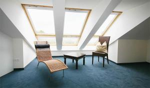 奥斯赛拜-屈隆斯博恩Residenz-Ostseestrand-Wohnung-29-393的一间设有两把椅子、一张桌子和两个窗户的房间