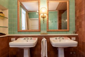 贝加莫FORESTERIA di PALAZZO RADICI的浴室设有2个水槽和2个镜子
