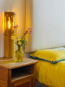 圣焦万尼泰亚蒂诺阿尔沃洛住宿加早餐旅馆的睡床旁边的桌子上花瓶
