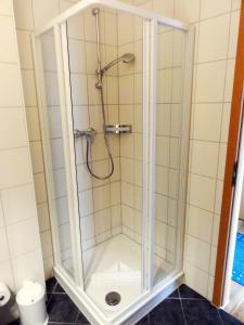 奥斯赛拜-屈隆斯博恩Yachthafenresidenz-Wohnung-8205-853的浴室内带玻璃淋浴间