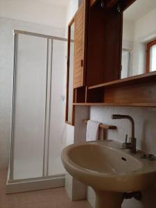 加拉蒂纳Casa Vacanza 30的一间带水槽和玻璃淋浴的浴室