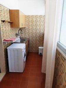 加拉蒂纳Casa Vacanza 30的一间带水槽和炉灶的小厨房
