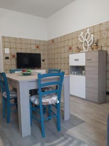 加拉蒂纳Casa Vacanza 30的厨房配有桌子和蓝色的椅子