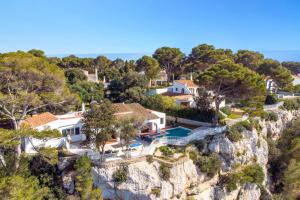 费雷列斯Villa Olives by Villa Plus的悬崖上房屋的空中景观